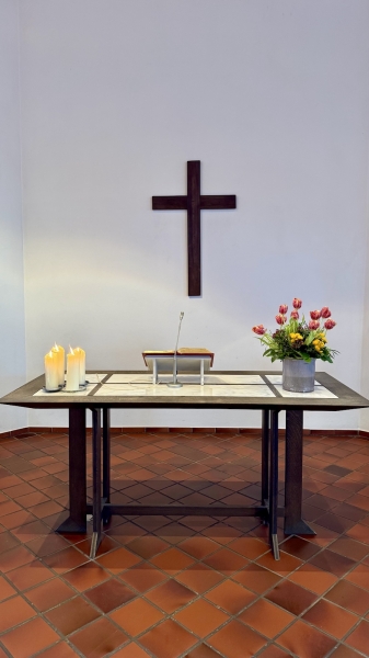 Altar mit Kreuz